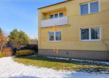 Przestronny dom dwurodzinny z trzema garażami