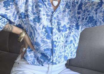 Błękitna koszula w kwiaty dekolt V damska na guziki wiskoza rękaw 3/4