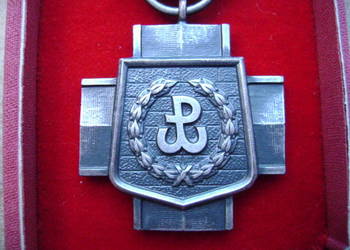 Starocie z PRL - Militaria = Krzyż Armii Krajowej w pudełku oryginalny