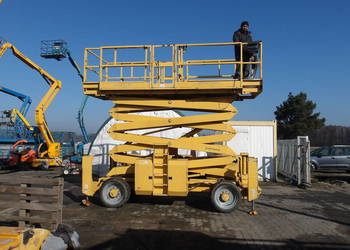 Podnośnik nożycowy spalinowy 15m 4x4 Genie GS4390RT