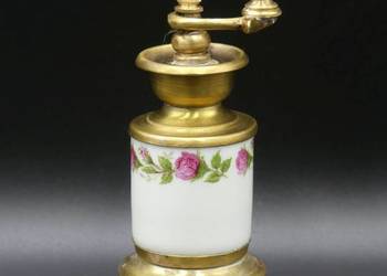 Piękny młynek do pieprzu z różami, porcelana i mosiądz