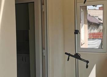 Stojak wolnostojący, teleskopowy, rozporowy, wieszak na dwa rowery
