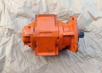 Pompy hydrauliczne z koparki Waryński podwójne duże jcb