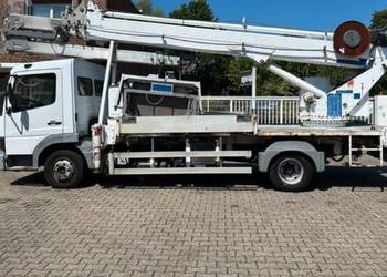 Żuraw dekarski BÖCKER AK 32-1200 na SAMOCHODZIE MERCEDES-BENZ 818