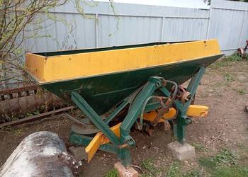 Rozsiewacz nawozu 24 m. 1500 kg.