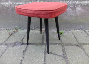 Taboret patyczak z epoki PRL czerwona tapicerka 837