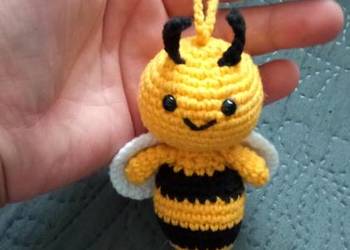 Pszczoła wykonana na szydełku, brelok, zawieszka