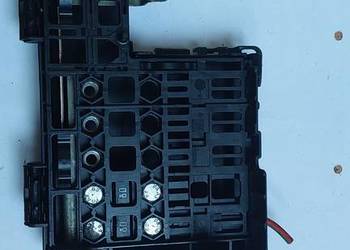 Skrzynka bezpieczników na akumulator 13185559 opel corsa D