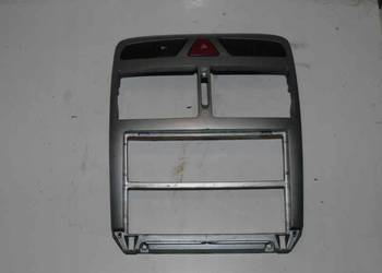 KONSOLA ŚRODKOWA PEUGEOT 307 9634505077  RAZEM Z WIDOCZNYMI KONSOLA ŚRODKOWA PEUGEOT 307 9634505077  RAZEM Z WIDOCZNYMI