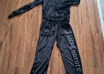 fajny nowy czarny dresik z cekinami dla dziewczynki chyba na wzrost 146-152