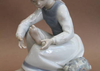 Figurka NAO/ Lladro dziewczynka zakładająca but nr 221