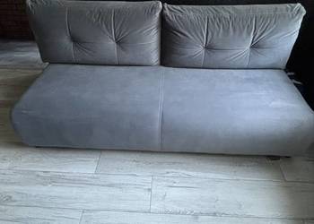 Sofa w kolorze szarym