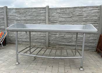 Duży solidny stół aluminiowy do obróbki z korkiem spustowym.Transport
