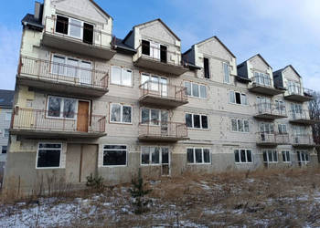 Działka zabudowana budynkiem wielorodzinnym z lokalem usługowym, stan suro…