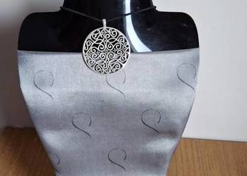 Srebrna  zawieszka z różowymi kamieniami