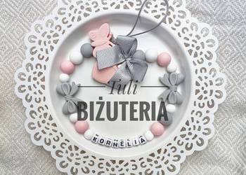 Zawieszka do smoczka z imieniem dziecka motylek kokardka