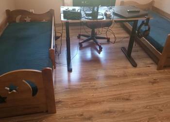 łóżko lite drewno ze stelażem i materacem (kanapa i dywan gratis)