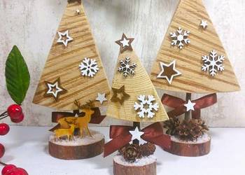 Choinki dekoracyjne w naturalnym kolorze drewna.