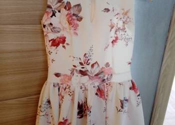 Śliczna sukienka w kwiatki roz. 36 (S) Śliczna sukienka w kwiatki roz. 36 (S)