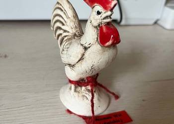 Figurka koguta z napisem