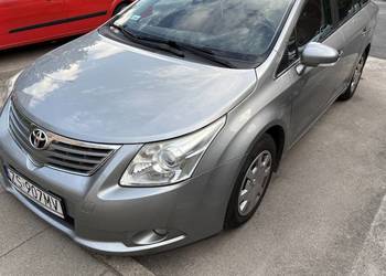 Toyota Avensis 1.8 Kombi (2009) – pewna, 2 komplety kół (zimówki 2025)