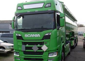 Do paszy Scania ciagnik z sprezarka Welgro naczepa