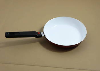 Nowa patelnia ceramiczna 20 cm z odpinaną rączką – czerwona / nieużywana