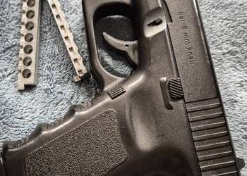 Pistolet hukowy glock 19 short.