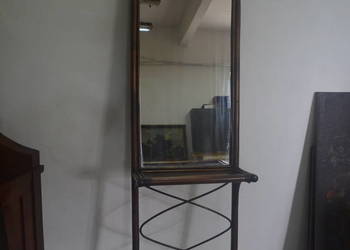 lustro z półkami z bukowego drewna