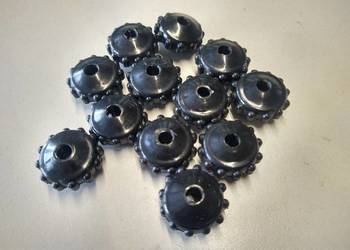 Nakrętka  śruba pokrywy schowka boczków  (Metalowy  gwint) WSK 125/175