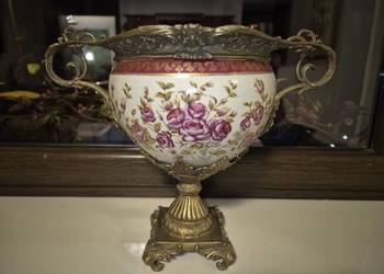 Waza porcelanowa z różami, przepiękne okucie mosiądz