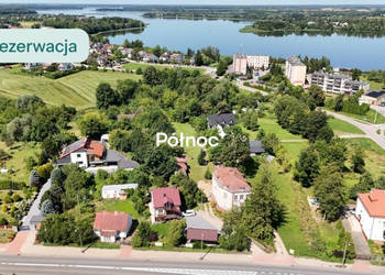 Zabytkowa kamienica w Rajgrodzie nieopodal jeziora