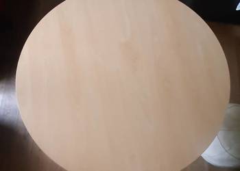 Okrąg Stół, średnica 80 cm, wysokość 70,5 cm i dwa krzesła