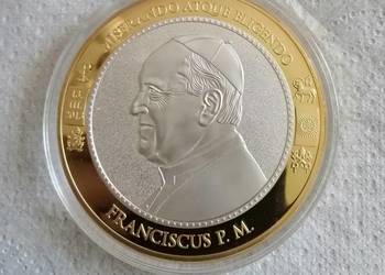Medal gigant z papieżem Franciszkiem