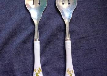 Dwie łyżki do sałatek z porcelanowymi obsadkami. Chodzież, dekor Złota Róża