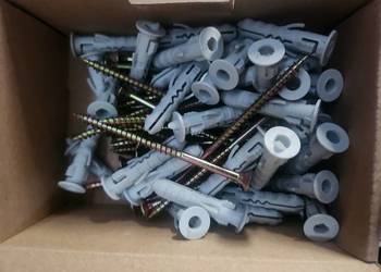 Kołki rozporowe + wkręty 2700szt