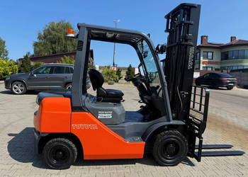 wózek widłowy TOYOTA 8FDF25 diesel 2500kg przesuw + pozycjoner wideł