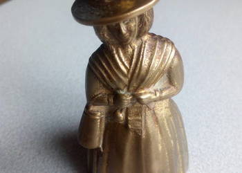 Mosiężny antyczny dzwonek pani robiąca na drutach Mosiężny antyczny dzwonek pani robiąca na drutach