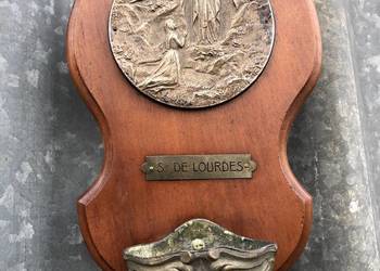Sygnowana Kropielnica zabytkowa . Z Lourdes