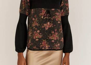 Kwiatuszki na czarnym golfie S/M