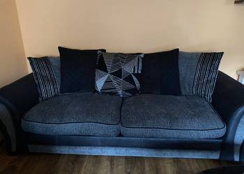 Piękna w bardzo dobrym stanie sofa .