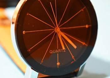 Zegarek damski quartz czarny z złotawymi wskazówkami .