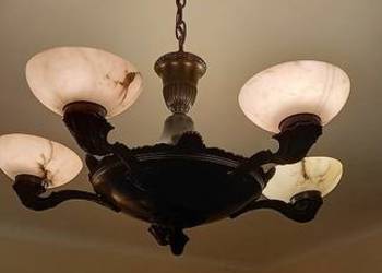 Pięcioramienny, mosiężny żyrandol - klosze alabastrowe