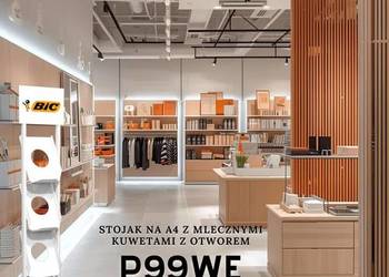 Biały stojak na katalogi A4 z mlecznymi kieszeniami do recepcji i biura