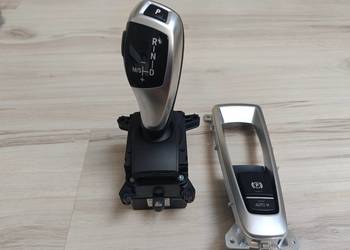 Gałka zmiany biegów automatyczna i przycisk hamulca ręcznego i ramka tunelu