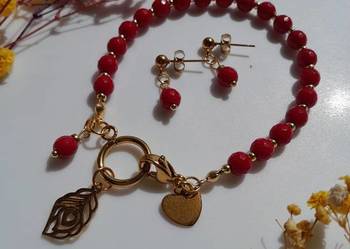 Bransoletka i kolczyki wykonana z czerwonego korala.