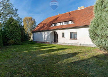 Działka zabudowana starą szkołą|jez.Niepruszewskie