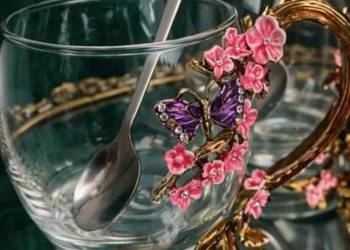 Luksusowa filiżanka z łyżeczką zdobiona emalią w motyle i kwiaty