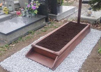 Kamyki Wokół pomnika. Cmentarz Wrocław, ozdobienie grobu kamyczkami