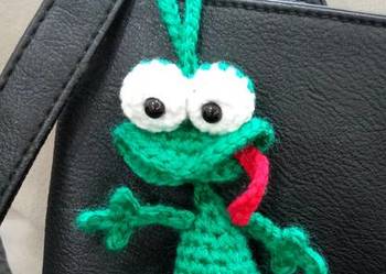 Śmieszna żabka wykonana na szydełku, brelok, zawieszka